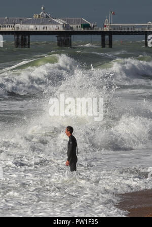 Brighton UK 12. Oktober 2018 - ein Kitesurfer braves die riesigen Wellen aus Brighton Beach heute bei starkem Wind als Sturm Callum fegt über Teile der heutigen Großbritannien: Simon Dack/Alamy leben Nachrichten Stockfoto