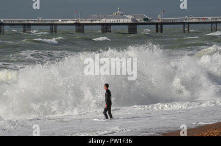 Brighton UK 12. Oktober 2018 - ein Kitesurfer braves die riesigen Wellen aus Brighton Beach heute bei starkem Wind als Sturm Callum fegt über Teile der heutigen Großbritannien: Simon Dack/Alamy leben Nachrichten Stockfoto