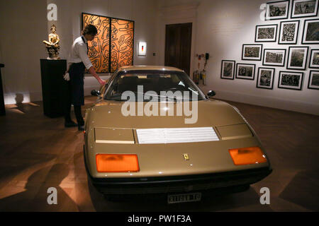 London Sotheby's. London. UK 12 Okt 2018-A 1977 Gold Ferrari (Est £ 350.000 £ 450.000) "Midas Touch"-Auktion für Gold bei Sotheby's London photocall Neben faszinierenden Schmuck, Kunst und Kunsthandwerk, die Geschichte der einheitlichen Metall, verführt hat, besessen und berauscht die Menschheit seit über sechs Jahrtausende. Auktion bei Sotheby's in London am 17. Oktober 2018. Credit: Dinendra Haria/Alamy leben Nachrichten Stockfoto