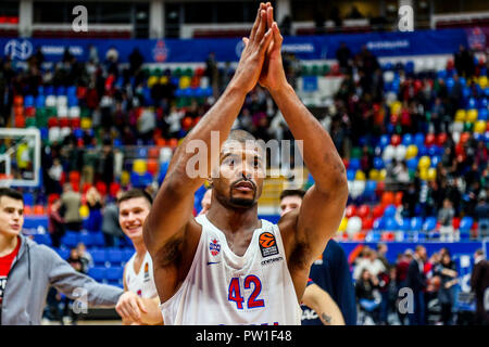 Kyle Hines, Nr. 42 von CSKA Moskau feiert die über FC Barcelona Lassa in der Turkish Airlines Euroleague öffnung Spiel der Saison 2018-2019 gewinnen. (CSKA Moskau besiegt FC Barcelona Lassa 95-75) Stockfoto