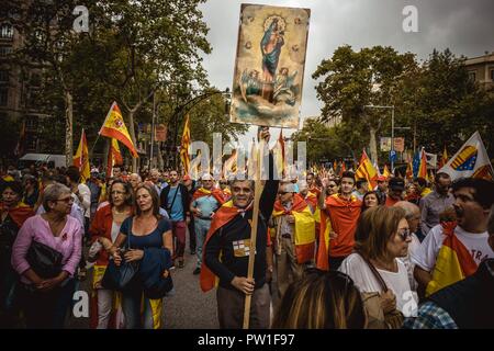 Barcelona, Spanien. 12. Oktober, 2018: Anti-separatistischen Katalanen Marsch durch die Stadt von Barcelona, wie sie protestieren für die Unteilbarkeit der Spanien und gegen die katalanische Unabhängigkeitsbewegung auf Spaniens nationaler Tag unter dem Motto "Barcelona Garant für Hispanicity 'Credit: Matthias Oesterle/Alamy leben Nachrichten Stockfoto