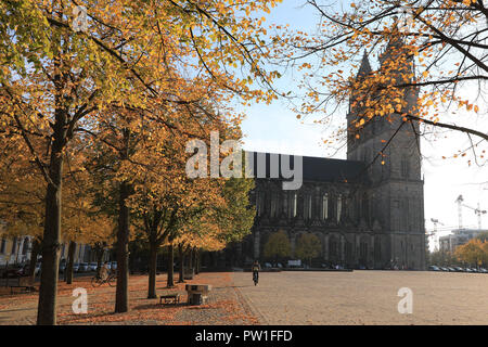 10 Oktober 2018, Sachsen-Anhalt, Magdeburg: Die herbstsonne auf dem Domplatz. Foto: Peter Gercke/dpa-Zentralbild/ZB Stockfoto