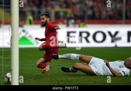 Chorzow, Polen. 11 Okt, 2018. Rafa Silva (L) von Portugal ein Tor während der UEFA Nationen Liga Fußballspiel zwischen Polen und Portugal in Chorzow, Polen, am Okt. 11, 2018. Portugal gewann 3-2. Credit: Maciej Gillert/Xinhua/Alamy leben Nachrichten Stockfoto