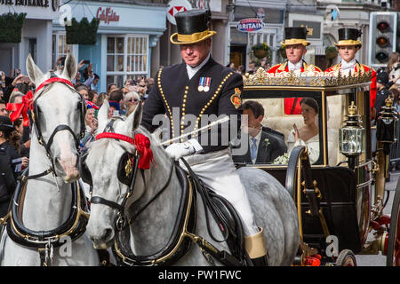 Windsor, Großbritannien. 12. Oktober, 2018. Ihre königliche Hoheit Prinzessin Eugenie, Frau Jack Brooksbank, und ihr Ehemann Jack Brooksbank eine Beförderung Prozession entlang Windsor High Street nach ihrer Hochzeit in St. George's Chapel in Windsor Castle genießen. Die geschlossenen schottischen Zustand Trainer war aufgrund der hohen Winde verwendet. Credit: Mark Kerrison/Alamy leben Nachrichten Stockfoto