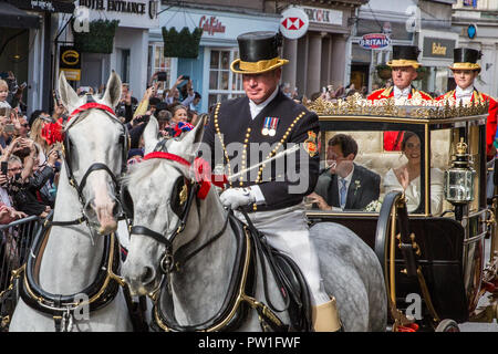 Windsor, Großbritannien. 12. Oktober, 2018. Ihre königliche Hoheit Prinzessin Eugenie, Frau Jack Brooksbank, und ihr Ehemann Jack Brooksbank eine Beförderung Prozession entlang Windsor High Street nach ihrer Hochzeit in St. George's Chapel in Windsor Castle genießen. Die geschlossenen schottischen Zustand Trainer war aufgrund der hohen Winde verwendet. Credit: Mark Kerrison/Alamy leben Nachrichten Stockfoto