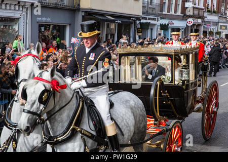 Windsor, Großbritannien. 12. Oktober, 2018. Ihre königliche Hoheit Prinzessin Eugenie, Frau Jack Brooksbank, und ihr Ehemann Jack Brooksbank eine Beförderung Prozession entlang Windsor High Street nach ihrer Hochzeit in St. George's Chapel in Windsor Castle genießen. Die geschlossenen schottischen Zustand Trainer war aufgrund der hohen Winde verwendet. Credit: Mark Kerrison/Alamy leben Nachrichten Stockfoto