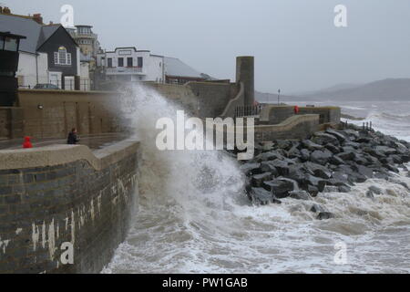 Lyme Regis, Dorset, Großbritannien, 12. Oktober, 2018: Großbritannien Wetter: Sehr große Welle erzeugt durch Sturm Callum Hits the Sea Wall in Lyme Regis in Dorset. Credit: Savo Ilic/Alamy leben Nachrichten Stockfoto