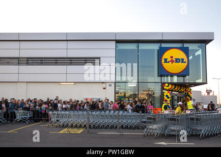 Belgrad, Serbien, 11. Oktober, 2018. Masse, die sich in der Warteschlange für die großartige Eröffnungsfeier der 1 LIDL Supermarkt in Serbien. Lidl ist ein Deutscher global Discounter Kette Bild eines Lidl Zeichen in Ihrem Shop in Belgrad, Serbien, mit einem riesigen Warteschlange vor während der ersten operativen Tag. Lidl ist ein Discounter Kette, die in Deutschland, mit mehr als 10.000 Geschäften in ganz Europa. Credit: Jerome Cid/Alamy leben Nachrichten Stockfoto