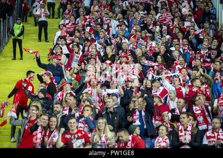 Katowice, Polen. 11 Okt, 2018. Die polnischen Fans feiern das zweite Ziel der Nationalmannschaft während der Partie zwischen Polen und Portugal für die UEFA Nationen Liga, an Slaski Stadion in ChorzÃ³w, Polen. Final Score: Polen 2-3 Portugal Quelle: Diogo Baptista/SOPA Images/ZUMA Draht/Alamy leben Nachrichten Stockfoto