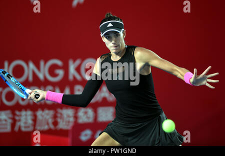 Hongkong, China. 12 Okt, 2018. Muguruza garbine Spanien hits eine Rückkehr während der singles Viertelfinalegleichen gegen Luksika Kumkhum von Thailand in 2018 Hongkong Tennis Open in Hongkong, China, Okt. 12, 2018. Muguruza Garbine gewann 2-0. Quelle: Lo Ping Fai/Xinhua/Alamy leben Nachrichten Stockfoto