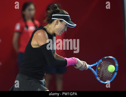 Hongkong, China. 12 Okt, 2018. Muguruza garbine Spanien hits eine Rückkehr während der singles Viertelfinalegleichen gegen Luksika Kumkhum von Thailand in 2018 Hongkong Tennis Open in Hongkong, China, Okt. 12, 2018. Muguruza Garbine gewann 2-0. Quelle: Lo Ping Fai/Xinhua/Alamy leben Nachrichten Stockfoto