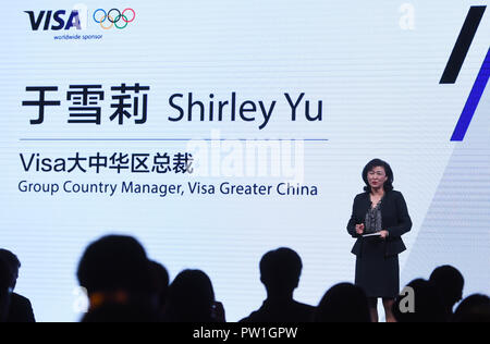 (181012) - Peking, Oktober 12, 2018 (Xinhua) - die von Visa Gruppe Country Manager für Greater China Shirley Yu spricht auf einer Pressekonferenz in Beijing, die Hauptstadt Chinas, Okt. 12, 2018. In seinen sponsoringvertrag mit dem Internationalen Olympischen Komitee (IOC) und dem Internationalen Paralympischen Komitee (IPC) bis 2032 verlängert, Visa kündigte ein Engagement besser digital Payment Service für Athleten und Fans auf der ganzen Welt zur Verfügung zu stellen. (Xinhua / Jia Yuchen) Stockfoto