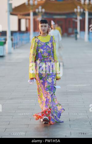 Qingdao, China Provinz Shandong. 12 Okt, 2018. Ein Modell präsentiert Kreationen während einer Mode Wettbewerb für Studenten in Qingdao, in der ostchinesischen Provinz Shandong, Okt. 12, 2018. Credit: Wang Haibin/Xinhua/Alamy leben Nachrichten Stockfoto