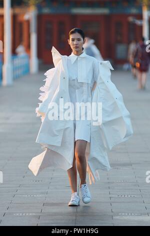 Qingdao, China Provinz Shandong. 12 Okt, 2018. Ein Modell präsentiert Kreationen während einer Mode Wettbewerb für Studenten in Qingdao, in der ostchinesischen Provinz Shandong, Okt. 12, 2018. Credit: Wang Haibin/Xinhua/Alamy leben Nachrichten Stockfoto