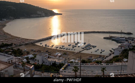 Der Hafen von Vieste, Apulien, Italien, fotografiert an der Sonne. Peschici ist auf der Halbinsel Gargano in der Provinz Foggia. Stockfoto