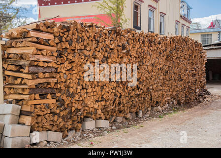 Ein riesiger Haufen gehackt Logs bereit für den Winter Kraftstoff. China Stockfoto