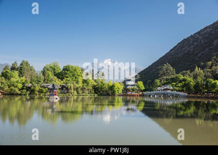 Blick über den Pool des Schwarzen Drachens in Richtung Jade Dragon Snow Mountains der South West China Kunming. Stockfoto
