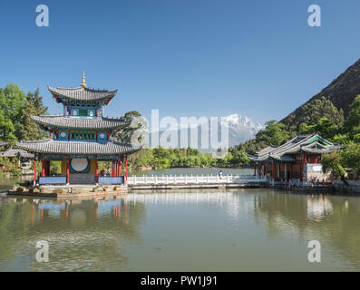 Blick über den Pool des Schwarzen Drachens in Richtung Jade Dragon Snow Mountains der South West China Kunming. Stockfoto
