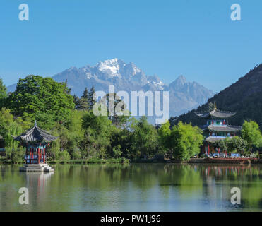 Black Dragon Pool in Richtung Jade Dragon Snow Mountains der South West China Kunming. Stockfoto