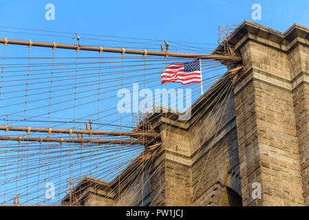 10-2018 Brooklyn, New York. Die Vereinigten Staaten von Amerika Flagge von der Brooklyn Bridge. Foto: © Simon Grosset Stockfoto