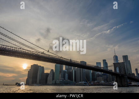 10-2018 Manhattan, New York. Sonnenuntergang über Manhattan und die Brooklyn Bridge, von den East River Ferry fotografiert. Foto: © Simon Grosset Stockfoto