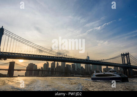 10-2018 Manhattan, New York. Sonnenuntergang über Manhattan und die Manhattan und Brooklyn Bridges, vom East River Ferry fotografiert. Foto: © Simon Gros Stockfoto