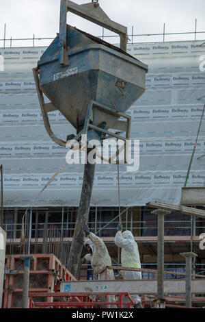 Bauherren, in Schutzkleidung, Gießen große Mengen Beton für die neuen Wohngebiete auf der Halbinsel von Greenwich, London, UK. Stockfoto