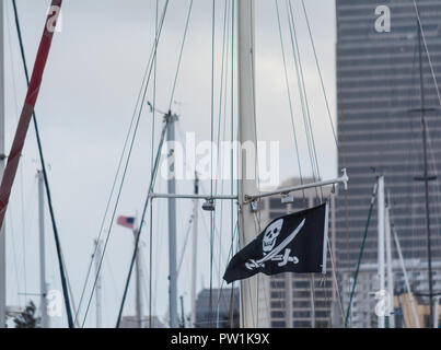 Piraten Flagge unter Boot Masten Stockfoto