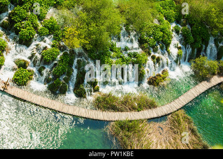 Luftaufnahme von Plitvicer Seen in Kroatien, eine berühmte touristische Erbe Sehenswürdigkeiten und Holz- Stockfoto