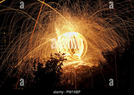 Licht Malerei, Feuerball durch die Nacht Stockfoto