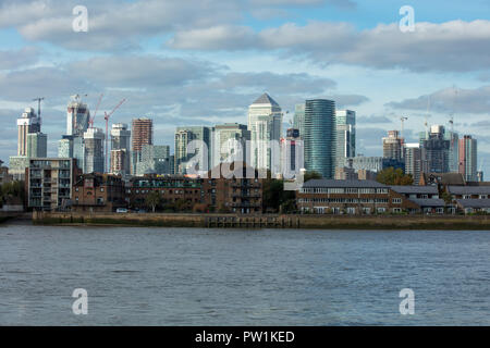 Allgemeiner Blick von Greenwich Peninsula über die Themse zu Finanz- und Wohngebäuden von Canary Wharf. Stockfoto