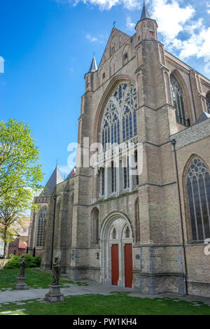 Die Kathedrale des hl. Erlösers (Sint-Salvatorskathedraal), Brügge, Belgien, Europa mit einem blauen Himmel an einem hellen Sommertag Stockfoto