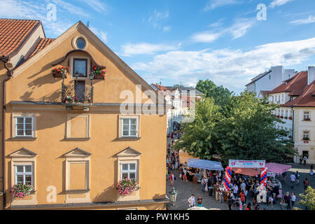 Bunten Häusern und malerischen Straße in Prag - Tschechische Republik Stockfoto