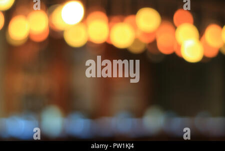 Abstrakte verschwommen dekoriert Beleuchtung außerhalb des Gebäudes in blau und orange Farbe, freier Platz für Text oder Design Stockfoto