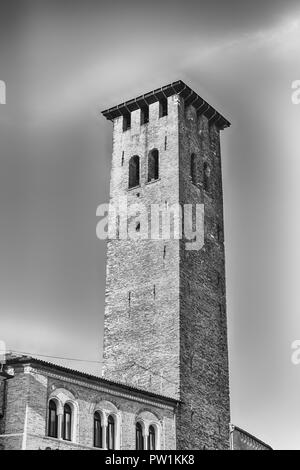 Turm des Palazzo della Ragione, einem mittelalterlichen Rathaus und Wahrzeichen in Piazza delle Erbe, Padua, Italien Stockfoto