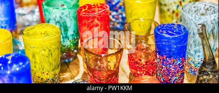 Traditionelle bunte murano glas Pokale für den Verkauf in die Insel Murano, Venedig, Italien. Die Insel ist eine beliebte Attraktion für Touristen, berühmt für seine gl Stockfoto