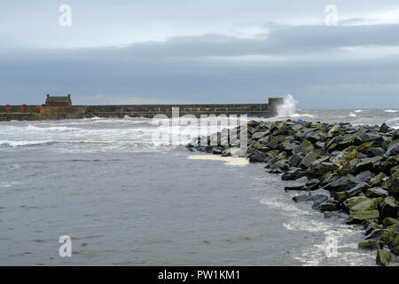 Stürmisches Wetter über Saltcoats Bay in Schottland, wie die Wellen pound den Hafen Stockfoto