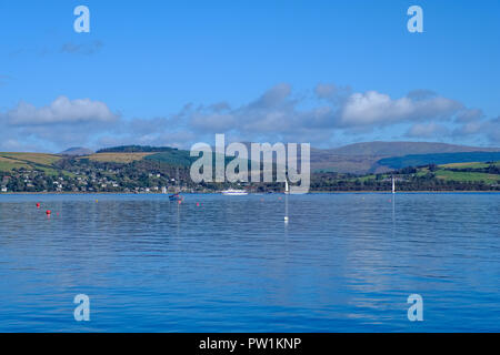 River Clyde, einige kleine Handwerksbetriebe und die Argyle Hügel in der Ferne Stockfoto