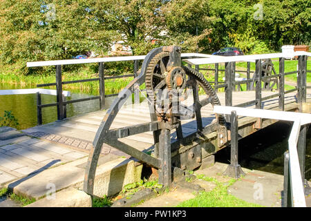 Forth & Clyde Kanal Drehbrücke Verriegelungsmechanismus wo man sitzt auf beiden Seiten der Brücke Die Brücke zu öffnen Ich vergangener Tage Stockfoto