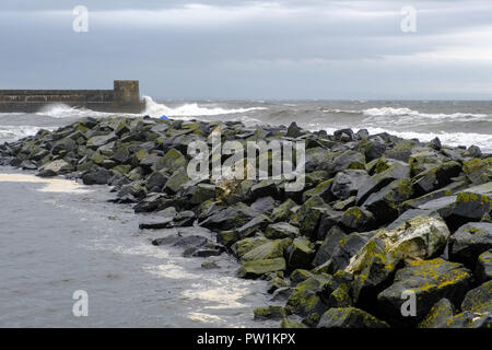 Stürmisches Wetter über Saltcoats Bay in Schottland, wie die Wellen pound den Hafen und das Meer. Stockfoto