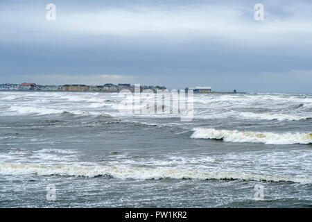 Stürmisches Wetter über Saltcoats Bay in Schottland, wie die Wellen pound den Hafen und die Wellen höher. Stockfoto