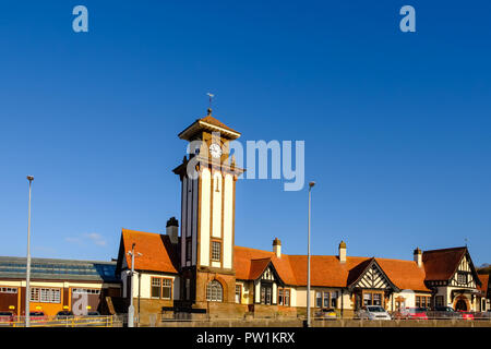 Wemyss Bay, Schottland, Großbritannien - Oktober 06, 2018: Der alte Glockenturm von wemyss Bay Railway Station und Pier in 2009 restauriert. Eine berühmte landmanrk auf der Ri Stockfoto