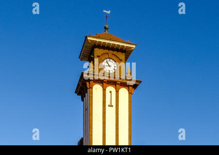 Wemyss Bay, Schottland, Großbritannien - Oktober 06, 2018: Der alte Glockenturm von wemyss Bay Railway Station und Pier in 2009 restauriert. Eine berühmte landmanrk auf der Ri Stockfoto