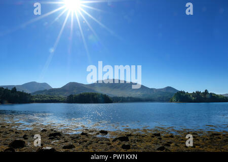 Kenmare River an der Küste der Grafschaft Kerry, Irland, mit reichlich lens flare - Johannes Gollop Stockfoto