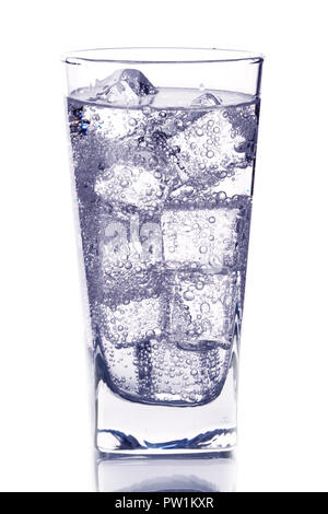 Glas mit Eis Wasser isotated auf weißem Hintergrund Stockfoto