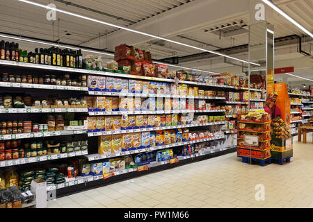 Innenraum eines REWE Supermarkt Stockfoto