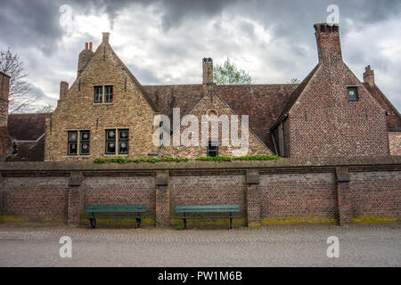 Aus rote Backstein Haus vorne mit roten Bank und rote Front-Tür. Edam