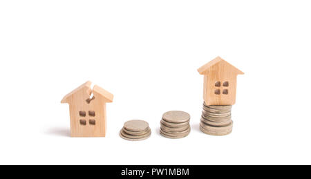 Holzhäuser auf die Stapel von Münzen. Die Investition in die Reparatur und Instandsetzung von Wohnraum. Überholung. Geld für ein Bauvorhaben. Lange - ter Stockfoto