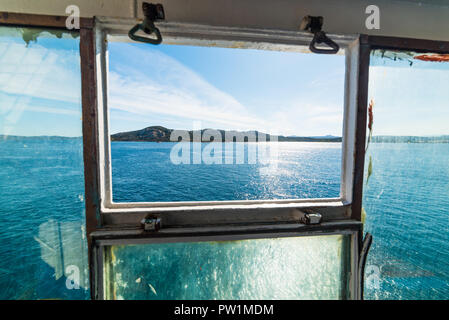 Blaue Meer in Sardinien durch eine Fähre Fenster gesehen, Italien Stockfoto