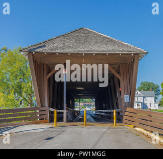 ELIZABETHTON, TN, USA-10/1/18: Die 1882 Brücke über die Doe-Fluss in Elizabethton. Stockfoto